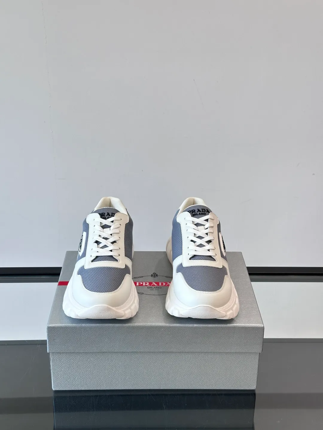 p440 "PRAD＊" men's new soft leather casual sneakers. This sneaker is made of Napa cowhide. The leather is soft and delicate, with a natural texture, which improves breathability. The rubber triangle logo on the outside embellishes the shoe body. The tongue and heel are decorated with brand letter logo details. Ultra-lightweight 6cm concave and convex rubber thick sole with PRADA letter logo on the side and cowhide lining. It feels comfortable on the foot and is exquisite and versatile! Size: 38-44 (45.46 customized)